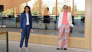 Landtagspräsidentin Muhterem Aras und Landtagsdirektorin Christine Werner vor dem Plenarsaal