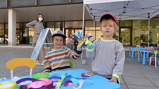 Kinder zeigen ihre selbst gebastelten Musikinstrumente