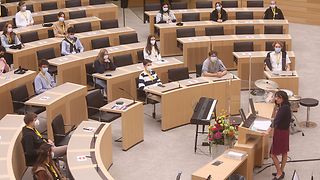 Landtagspräsidentin Muhterem Aras begrüßt die Teilehmenden