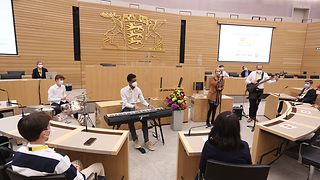 Eine Band begrüßt musikalisch