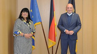 Die griechische Botschafterin mit Vizepräsident Born