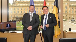 Der ungarische Generalkonsul und der stellvertretende Landtagspräsident in dessen Dienstzimmer