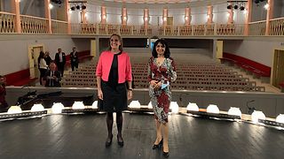 Direktorin Christine Werner und Präsidentin Aras auf einer Bühne