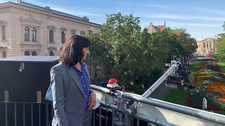 Präsidentin Aras vor der Seifenblasenmaschine