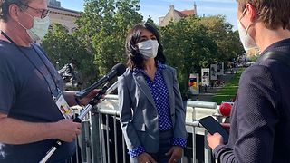 Präsidentin Aras vor Kameras