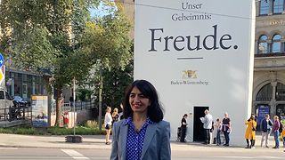 Präsidentin Aras vor dem Logo "Wir machen Freude"