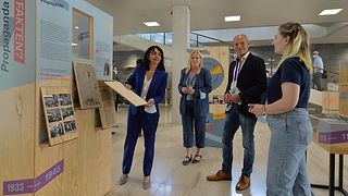 Landtagspräsident Aras an einem Element der mobilen Ausstellung