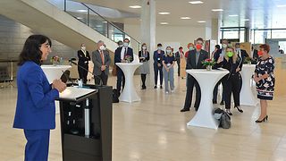 Muhterem Aras hält eine Rede vor Gästen im Foyer des Landtags