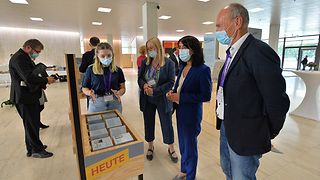Landtagspräsident Aras an einem Element der mobilen Ausstellung
