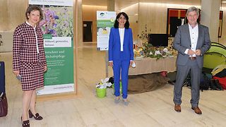 Foto in der Eingangshalle des Landtags von Baden-Württemberg zeigt von links nach rechts: Landrätin Marion Dammann (Landkreis Lörrach), Vorsitzende des Naturparks Südschwarzwald e. V. und Sprecherin der AG Naturparke Baden-Württemberg; Landtagspräsidentin Muhterem Aras; Landrat Stefan Bär (Landkreis Tuttlingen), Vorsitzender des Naturparks Obere Donau e. V. und Stellvertretender Vorsitzender der AG Naturparke Baden-Württemberg.
