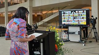 Landtagspräsidentin Aras am Rednerpult, die Jugendlichen am Bildschirm