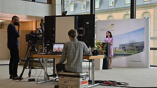 Im Vordergrund die Technik, im Hintergrund Muhterem Aras am Rednerpult