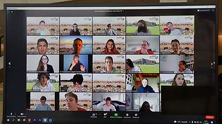 Blick auf den Monitor mit den Jugendlichen