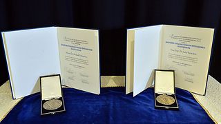 Urkunde und Medaillen