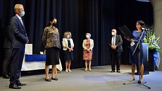 Landtagspräsidentin Muhterem Aras ehrt die Preisträger
